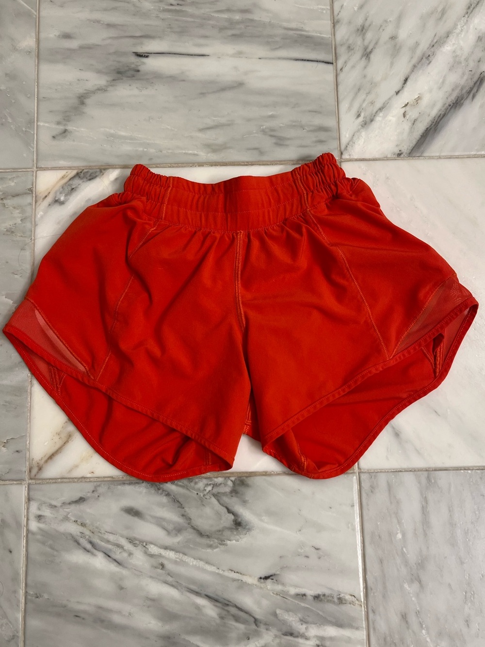 Lululemon 2.5” Hotty Hot shorts - size 0 tall